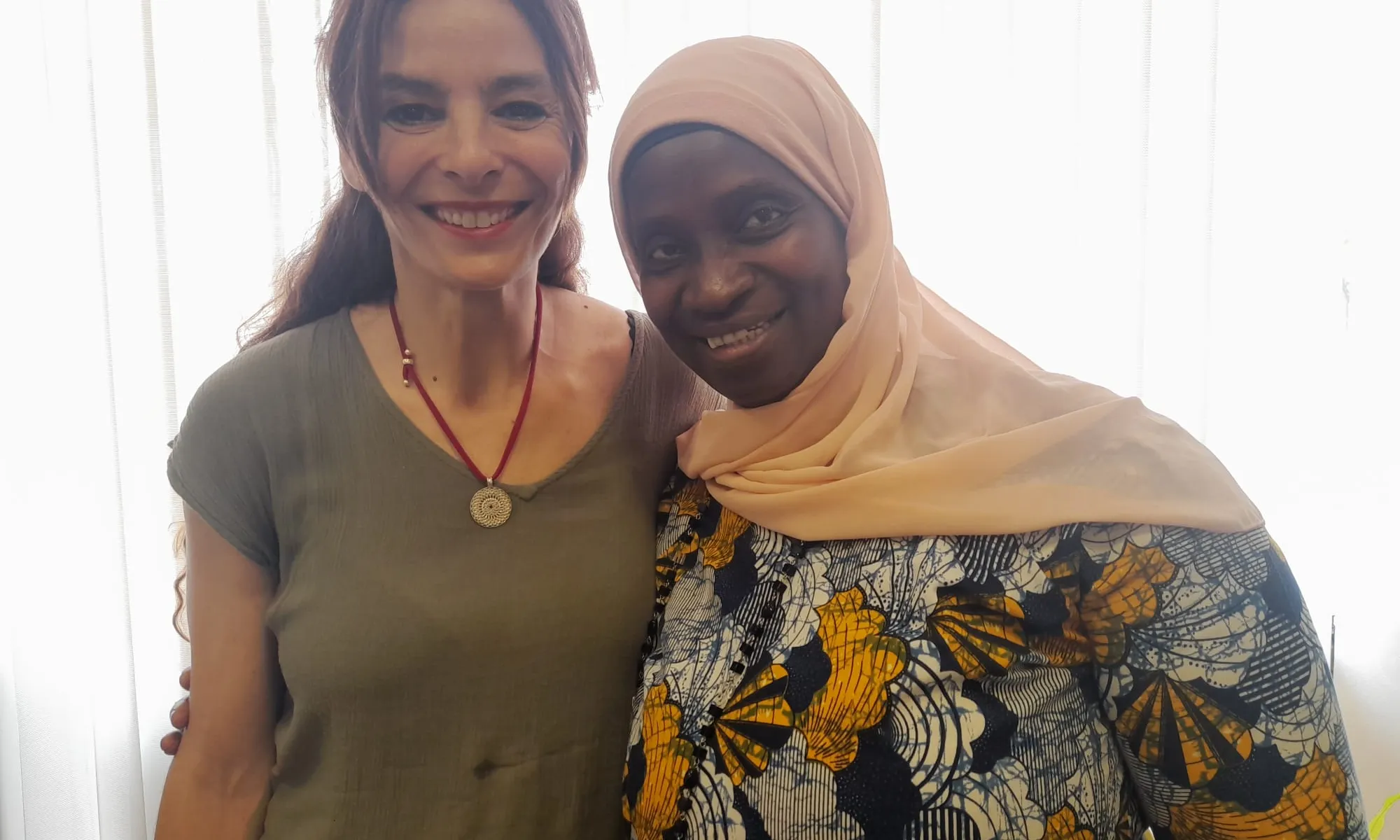 La Susana Jiménez i la Mariama Drammeh, de l'entitat SanPrem de Premià de Mar miren a càmera.