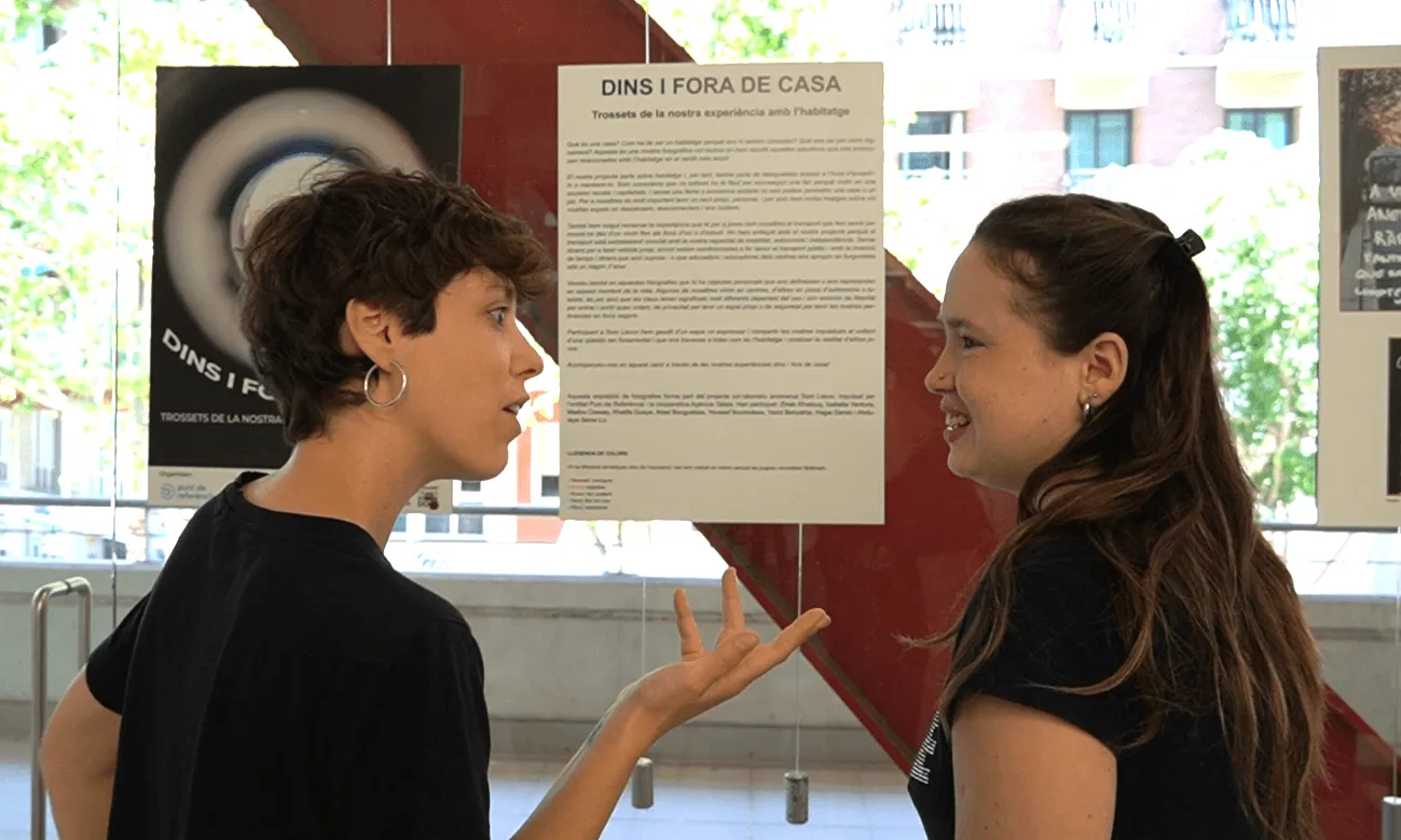 Bàrbara Bort (esquerra) i Izabella Ventura (dreta) a l'entrada de l'exposició.