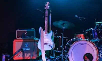 Escenari amb instruments de música