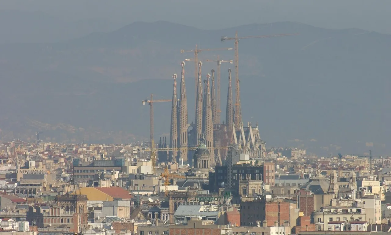 Edificis de Barcelona amb la Sagrada Família de fons