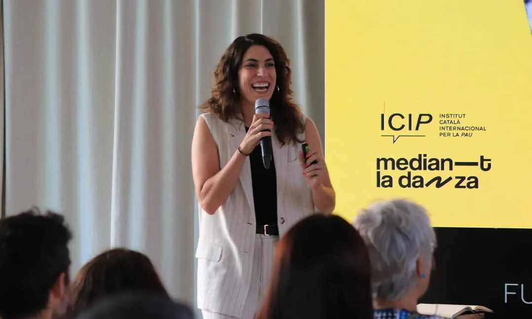 Sandra Jurado Rey en una conferència de Median T la Danza