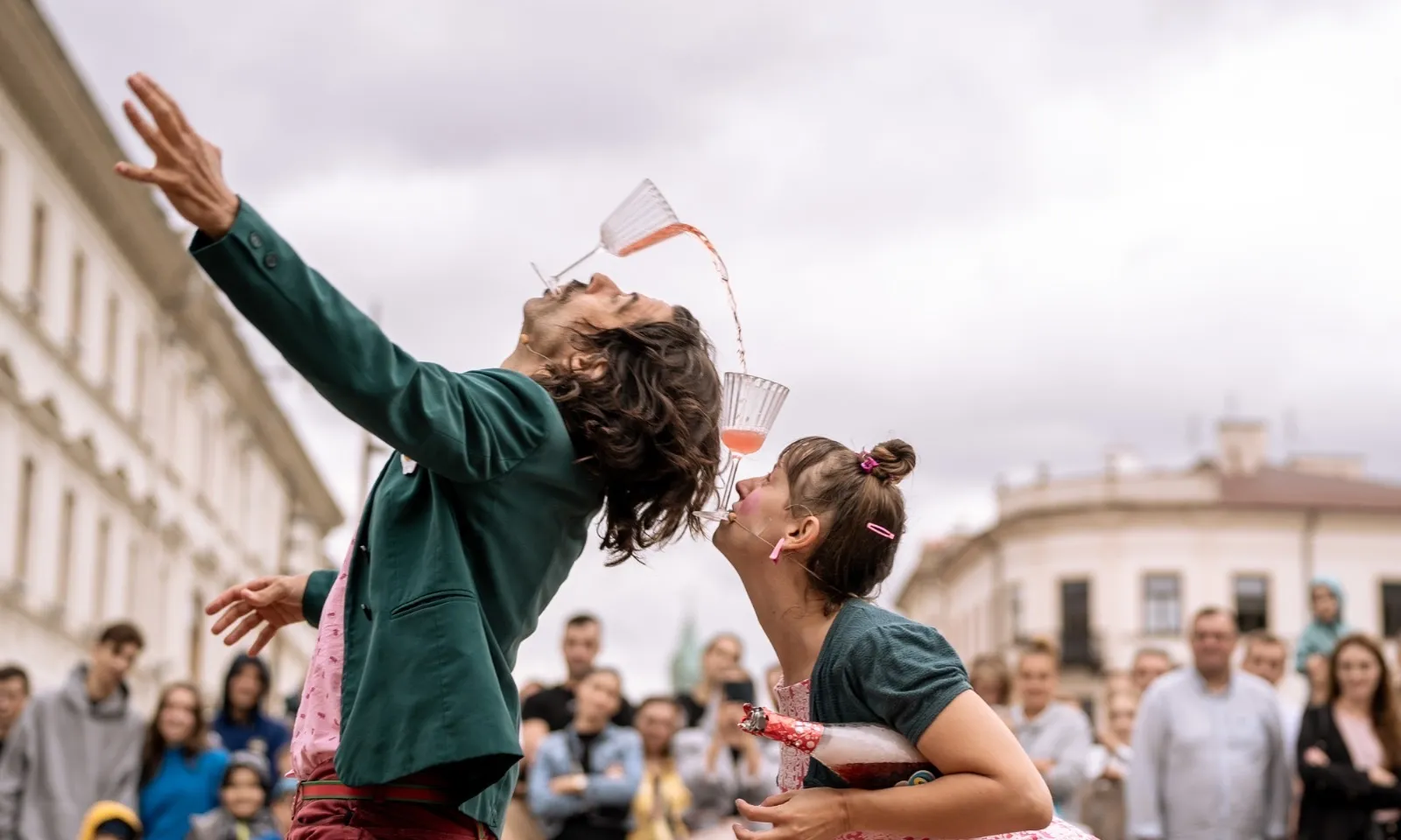 Dues artistes fent un espectacle de malabarisme.