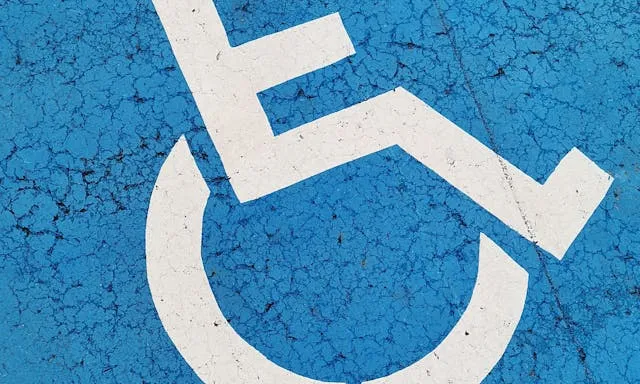 Símbol de persona discapacitada pintat al terra