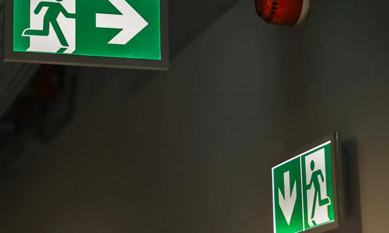 Passadís amb cartells indicant la sortida d'emergència