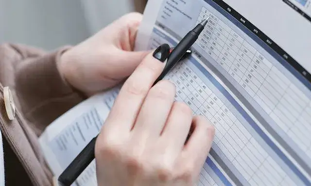 Persona avaluant un document amb dades
