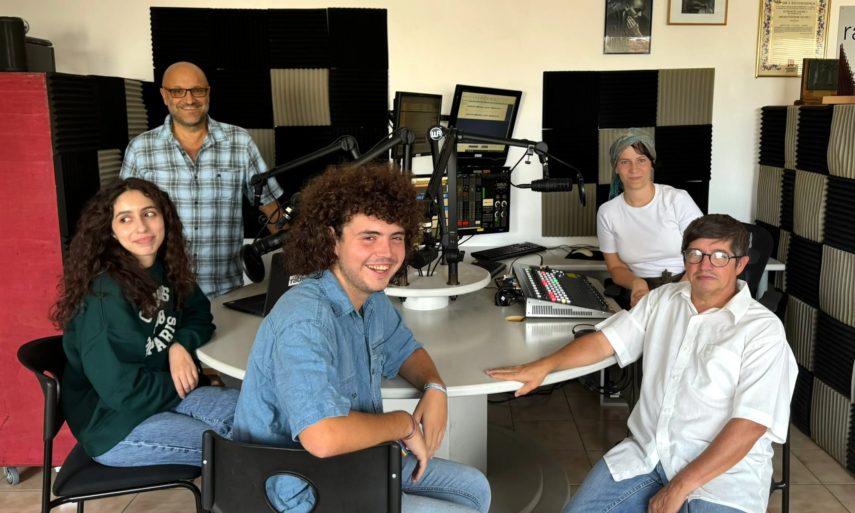 Ràdio Arrels impulsa una campanya de donatius per assegurar el seu futur.