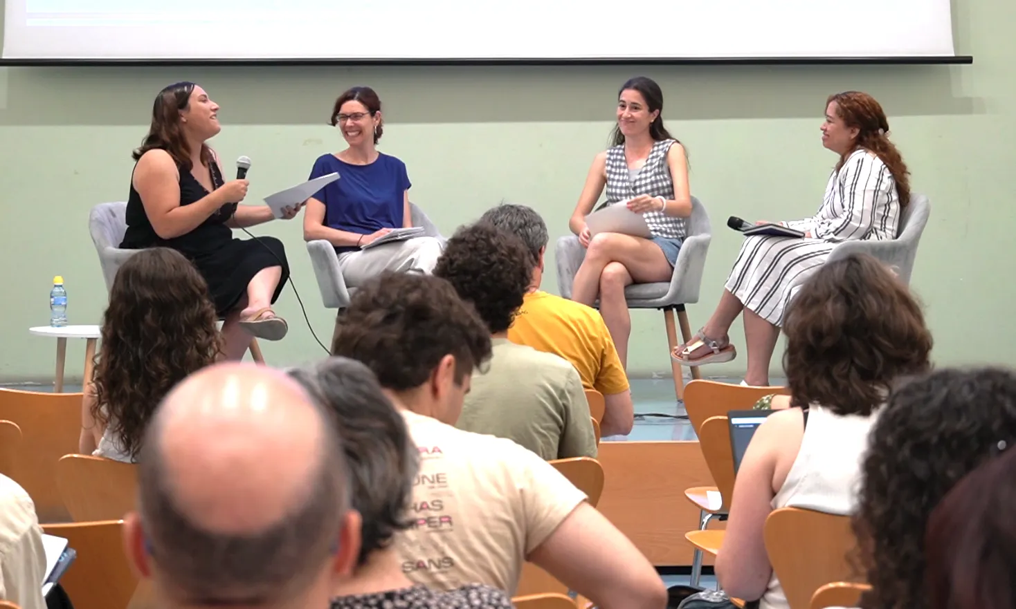 D'esquerra a dreta, Sandra Gómez, Liliana Arroyo, Queralt Tornafochi i Lady Pazmiño durant la primera taula rodona de la jornada.