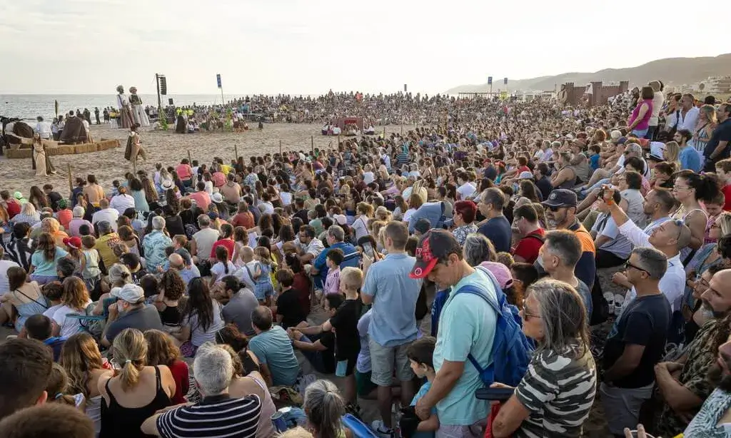 La platja de Castelldefels es transforma en escenari de cultura, tradició i festa popular amb el desembarcament pirata.