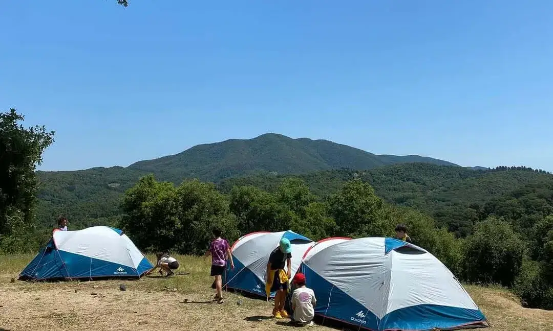  Grup d'infants de l'Agrupament Escolta Arrels acampant 