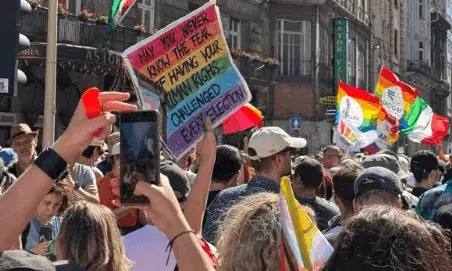 Diverses persones del Pride Barcelona es van sumar a la marxa per denunciar la censura. Font: Pride Barcelona