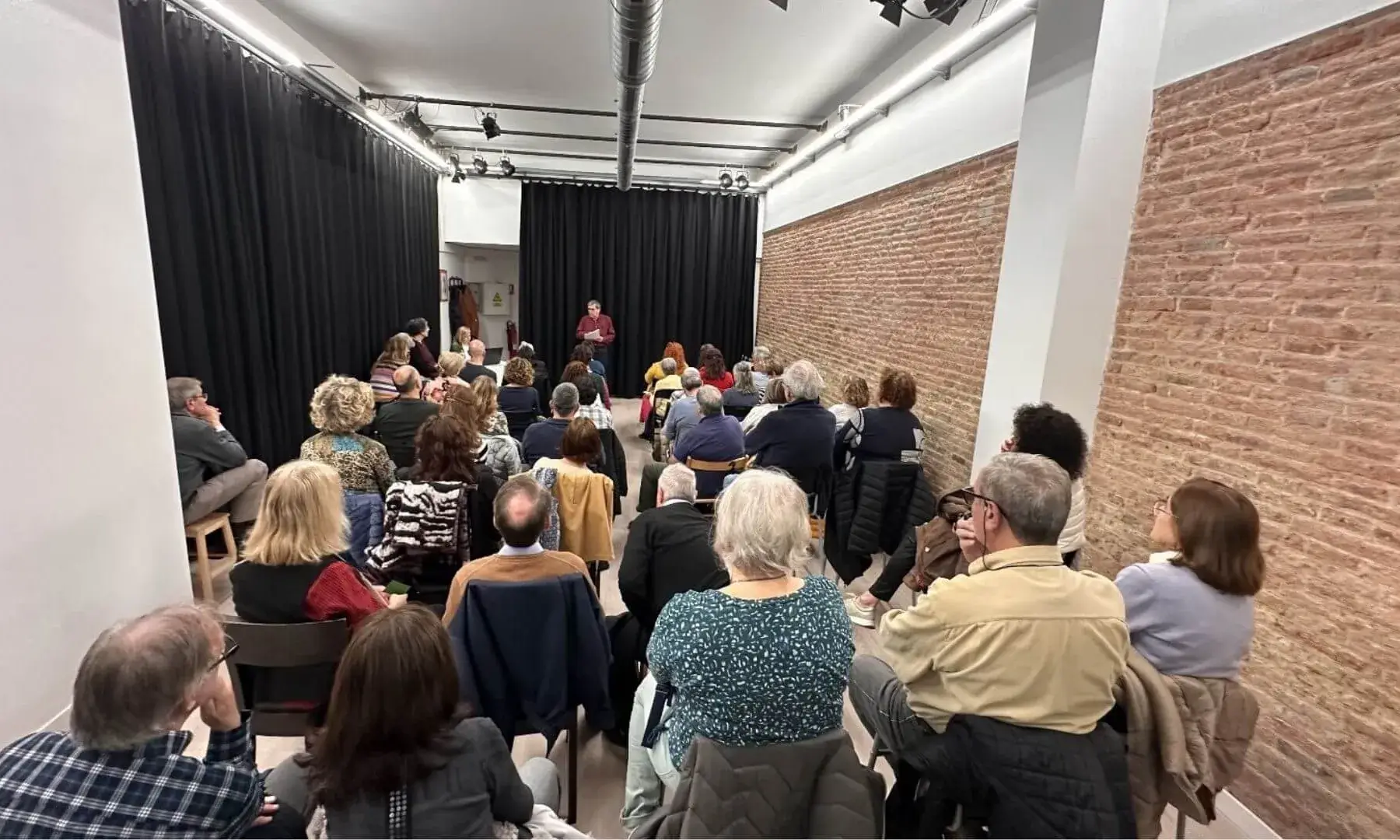 L’entitat ofereix grups d’ajuda mútua, suport psicològic i projectes d’inserció sociolaboral.