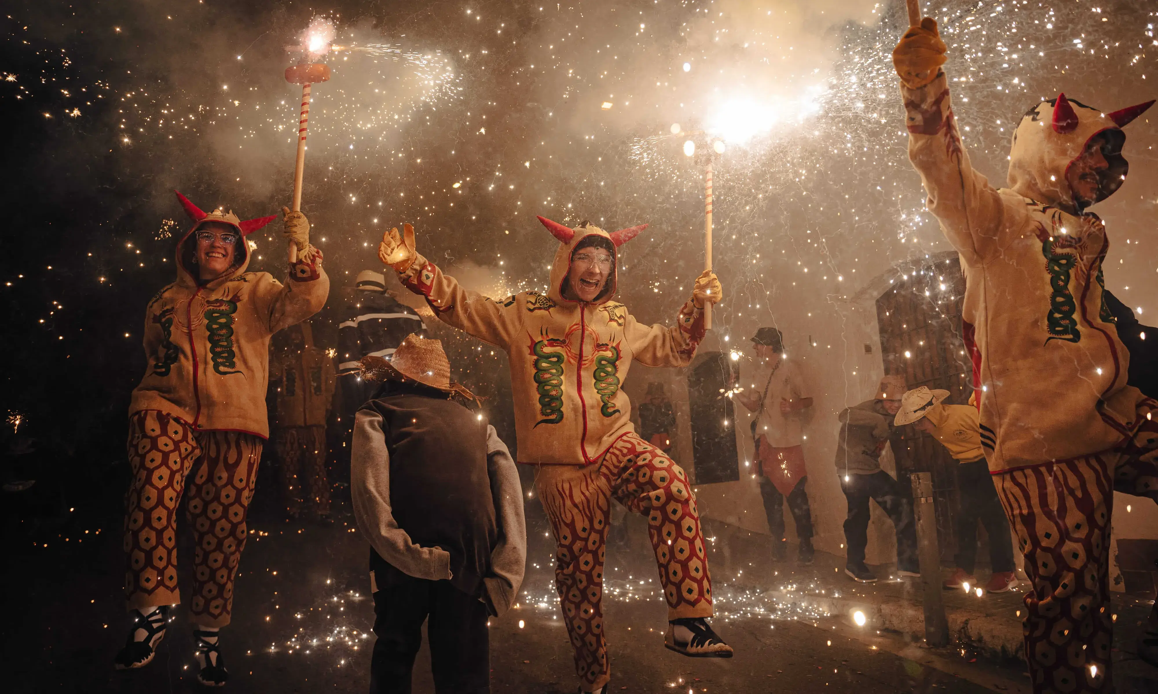 Membres de la colla dels Diables de Barcelona - Revenedors durant un correfoc.