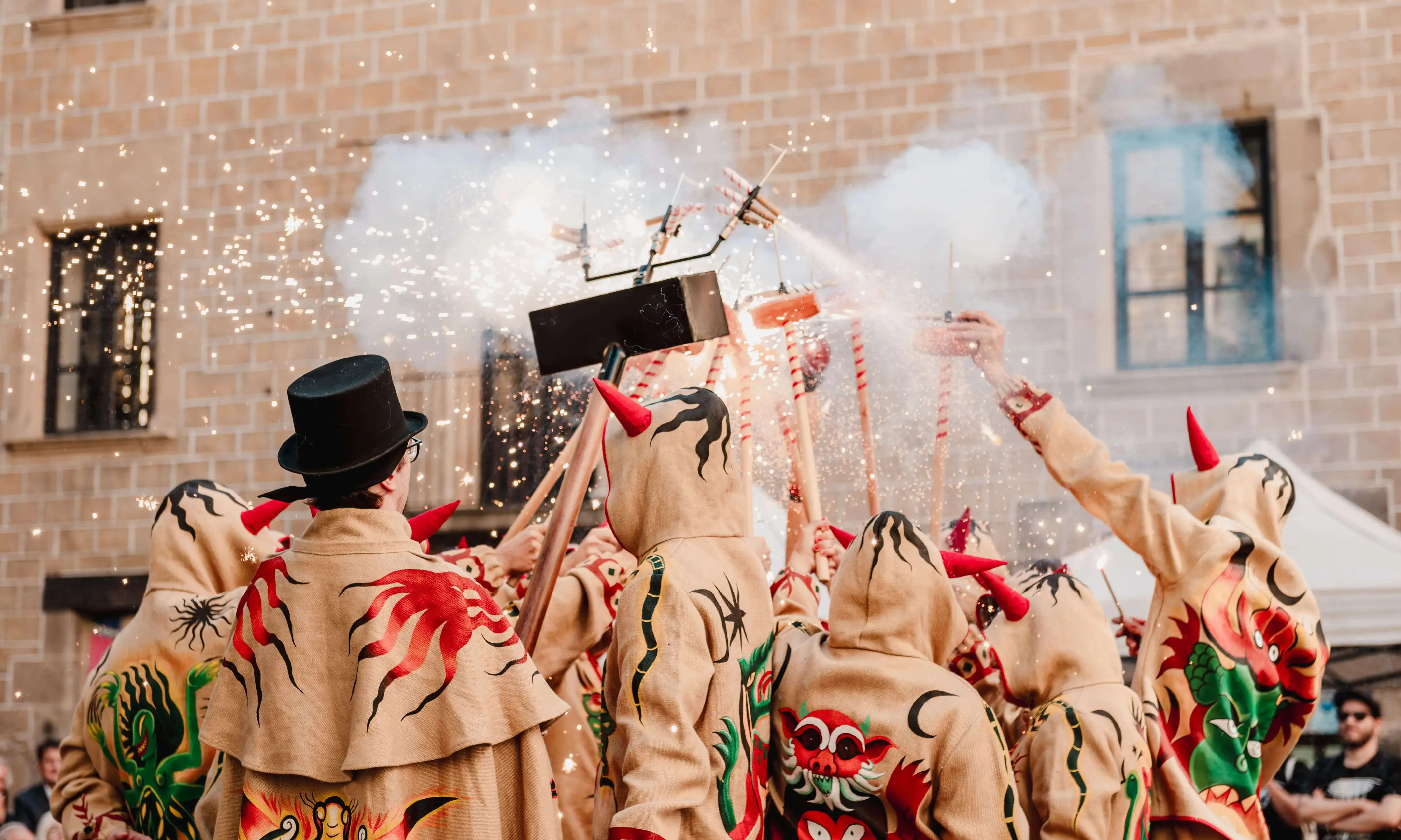 Membres de la colla dels Diables de Barcelona - Revenedors fent el seu ball parlat.