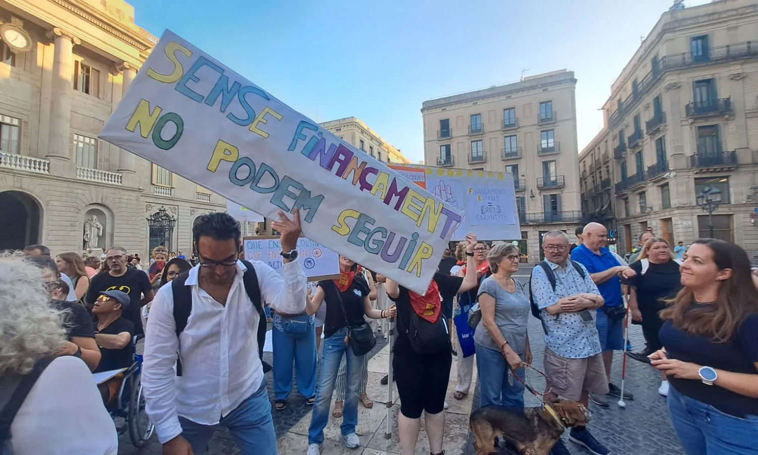 Manifestants a la plaça Sant Jaume