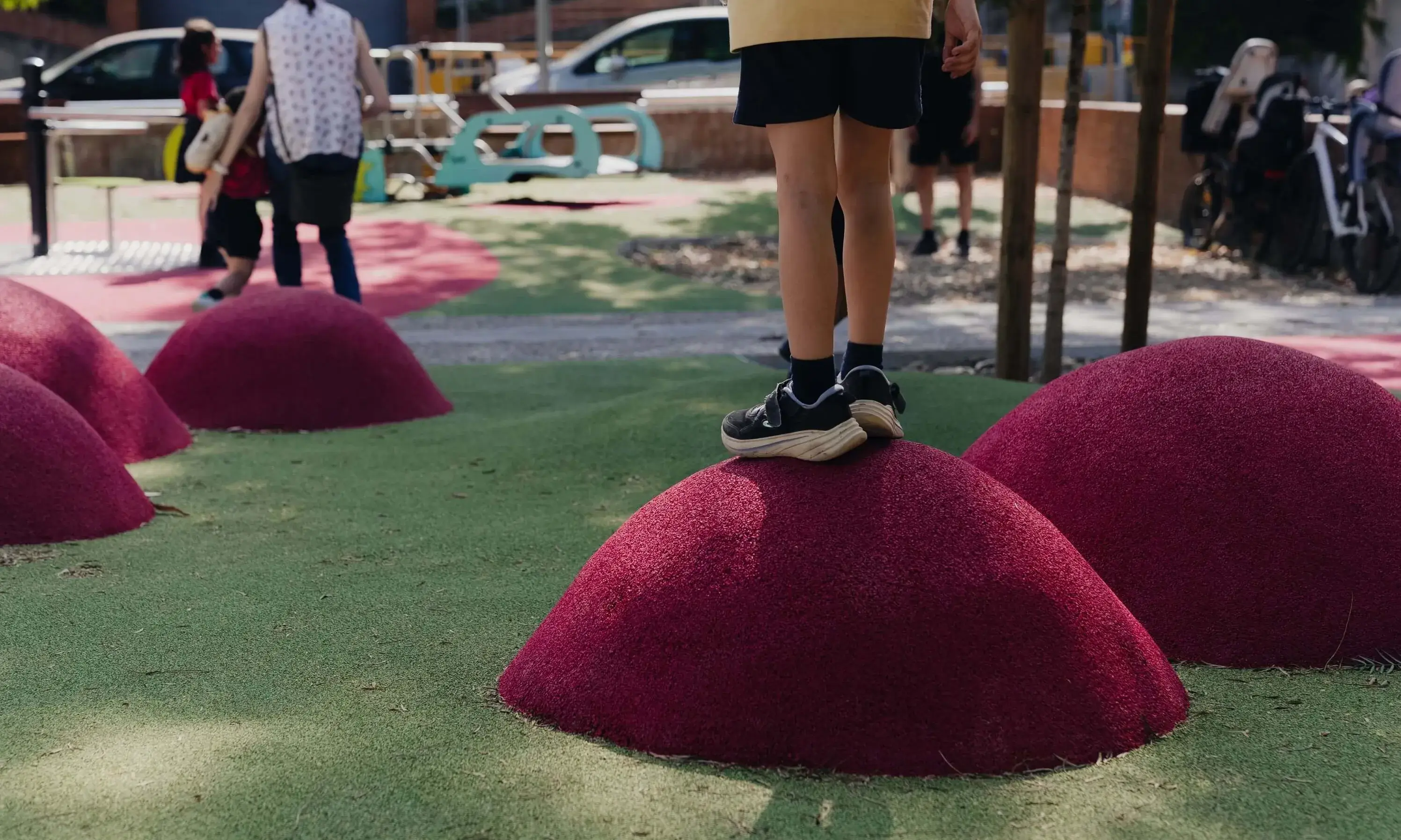 Infant jugant a un parc de Barcelona
