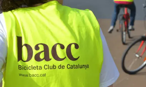 Durant quatre dissabtes, les participants guanyaran equilibri, confiança i autonomia sobre dues rodes, en un espai segur i inclusiu.
