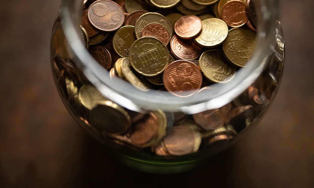 Imatge d'un pot ple de monedes de cinc, 10, 20 i 50 cèntims d'euro.
