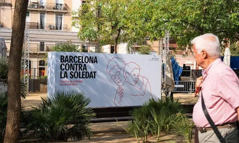 Plafó “Barcelona contra la soledat. Contra la soledat, reconnectem” davant la mirada d’una persona gran