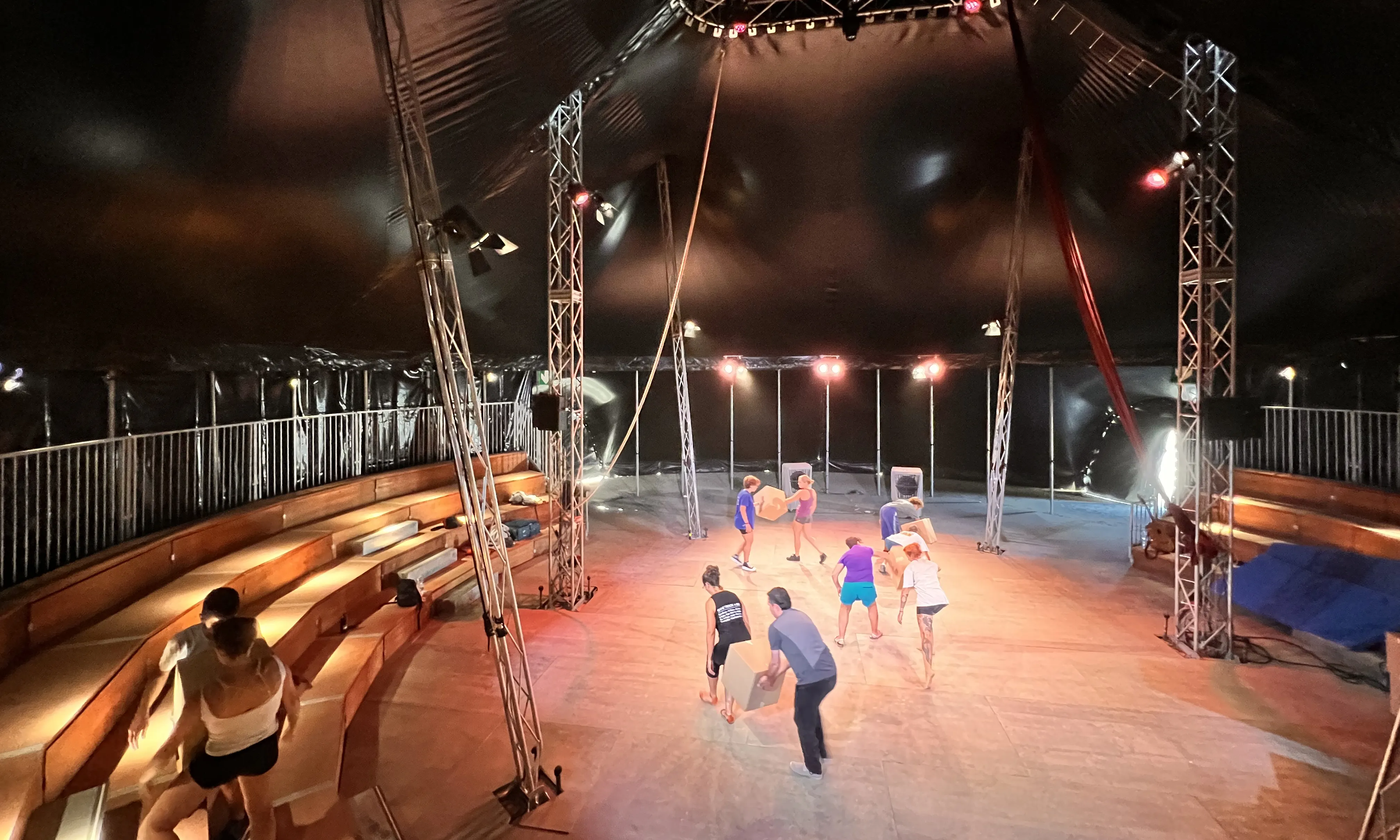 Nilak és un espai itinerant i efímer que porta les arts escèniques —amb especial protagonisme per al circ— a municipis de comarques que no tenen un teatre públic. 