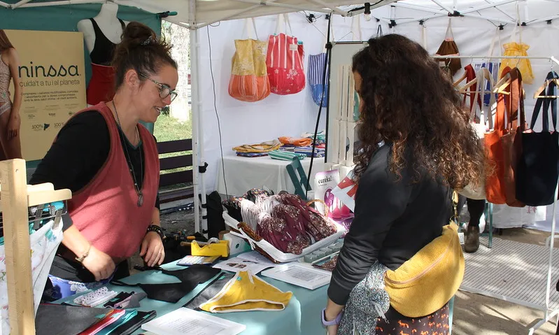 Podreu passejar, veure i comprar productes tèxtils, cosmètics, culturals i d’alimentació