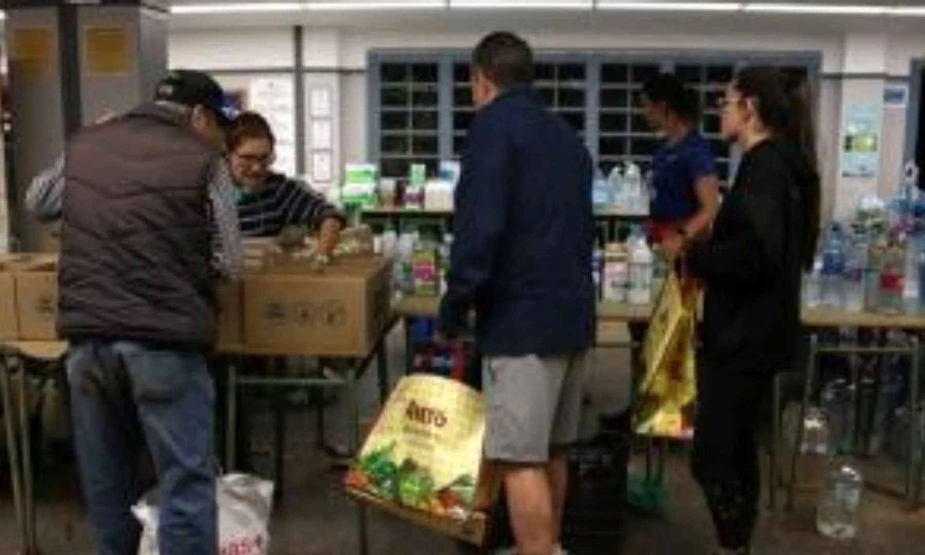 Equip de XAMA ONG gestionant la Nevera Solidària de Reus, iniciativa per combatre el malbaratament alimentari.