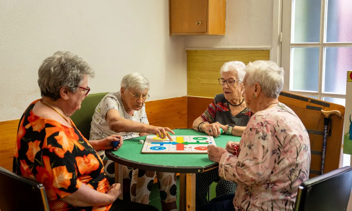 Gent gran juga al parxís a l’Obra Social Sanitària Cor de Maria