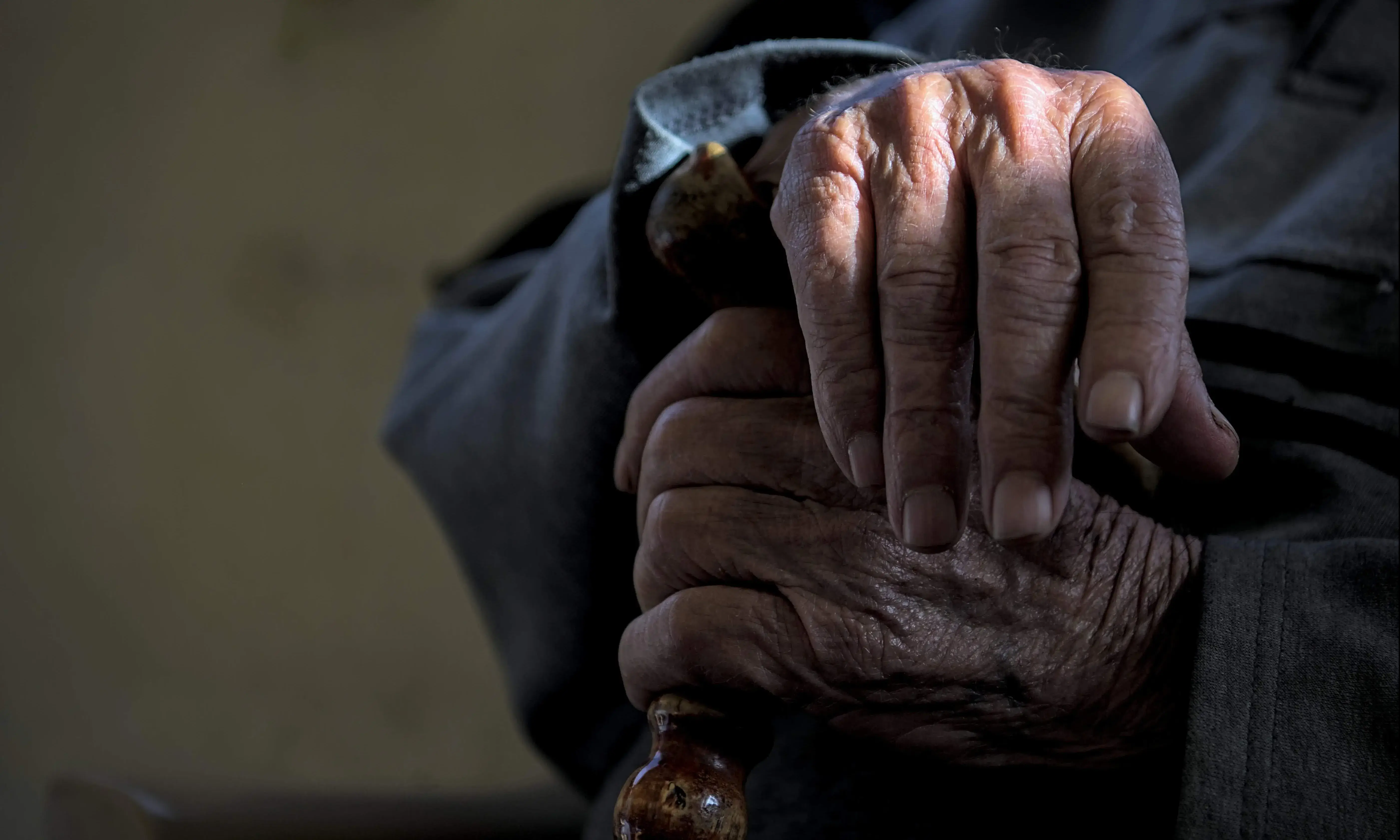 Mans d'una persona gran