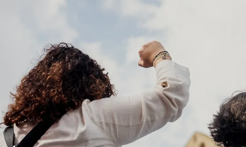 Persona amb el puny alçat. 