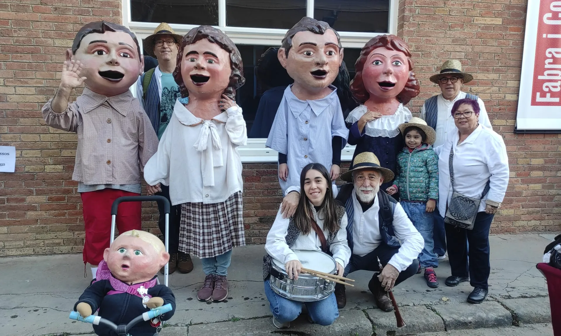 Retrat d'alguns membres de l'entitat Fem Soroll amb la família de capgrossos Buendía.