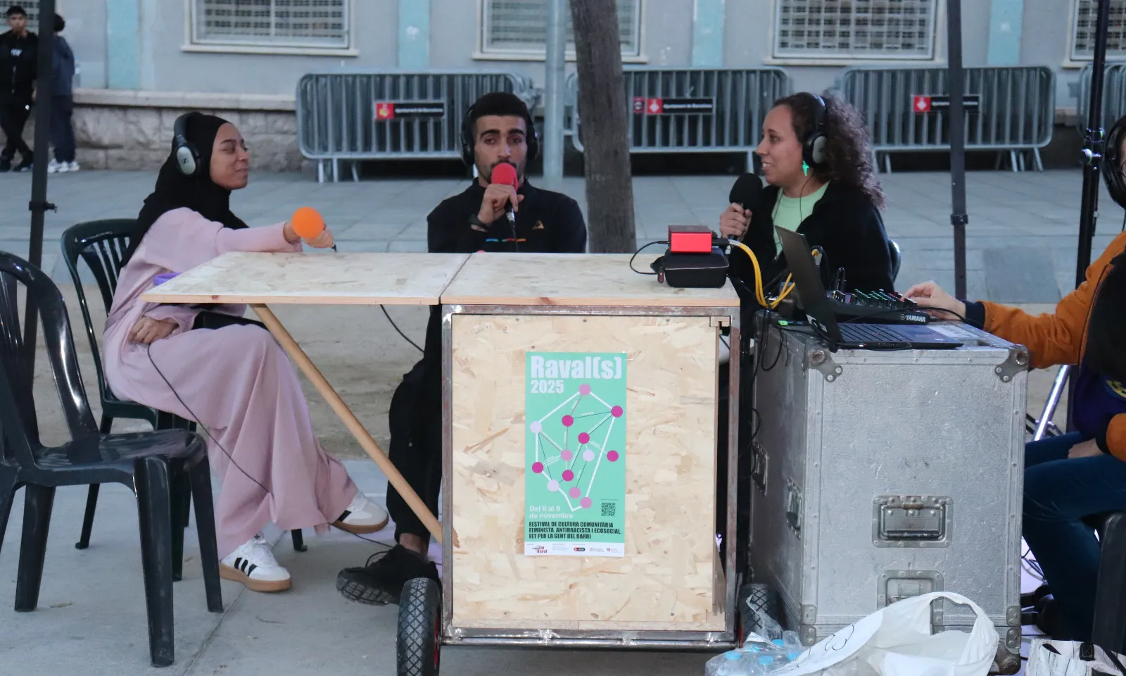 Ràdio Extramurs fent un programa en directe al Festival Raval(s).
