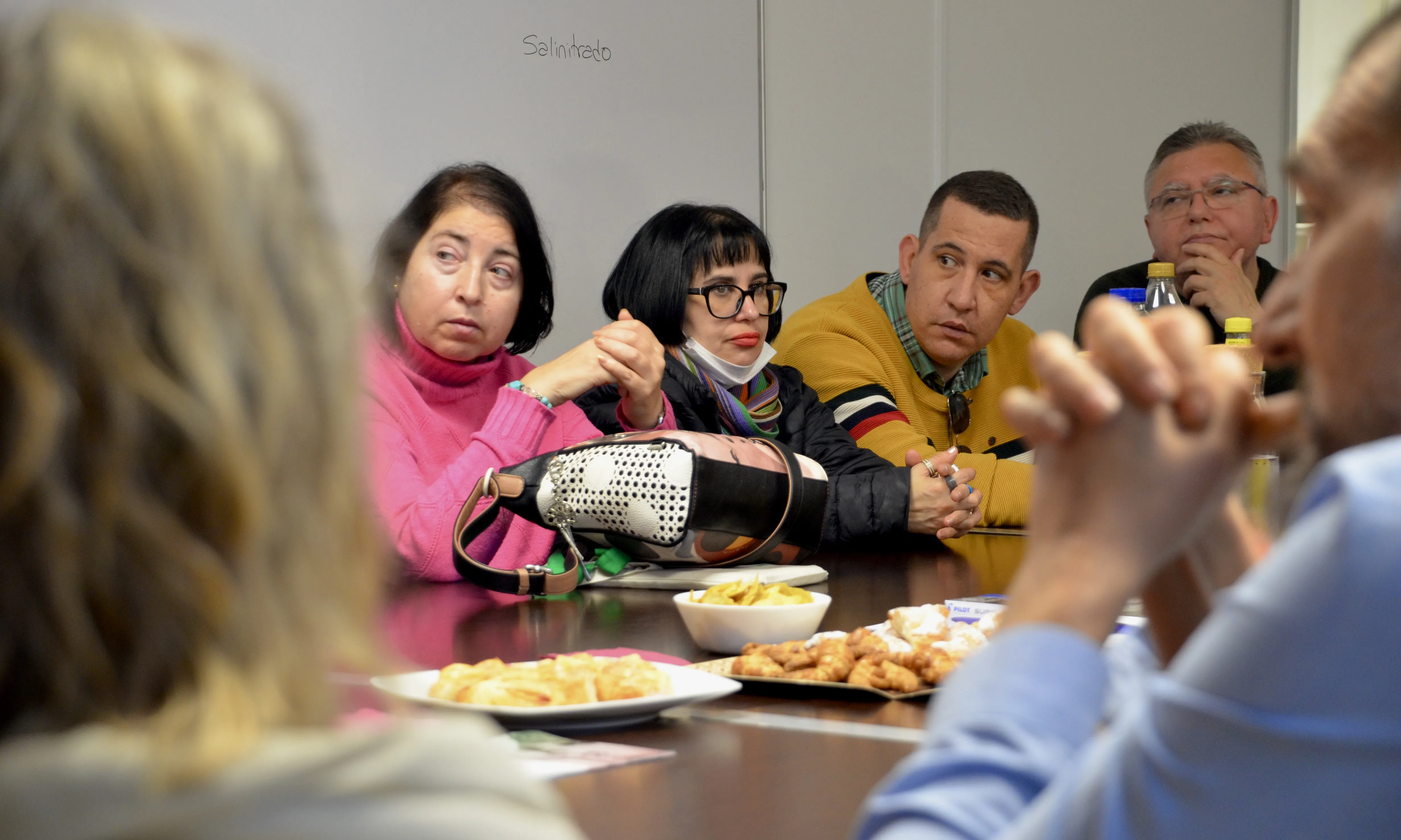 Usuaris de la Fundació Via-Guasp i l'Associació Maragall parlant sobre soledat en el Dia Mundial