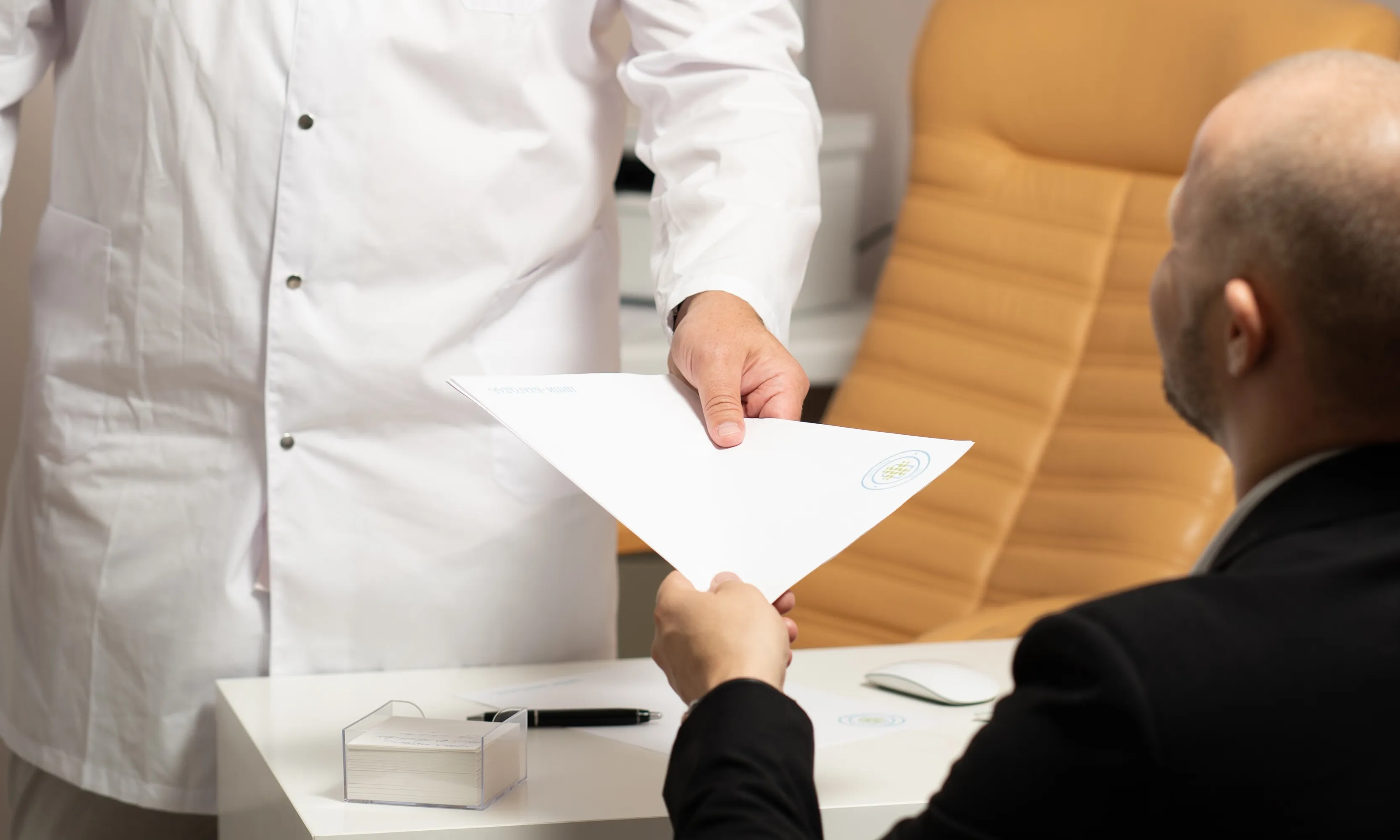 Imatge d'un doctor amb un pacient