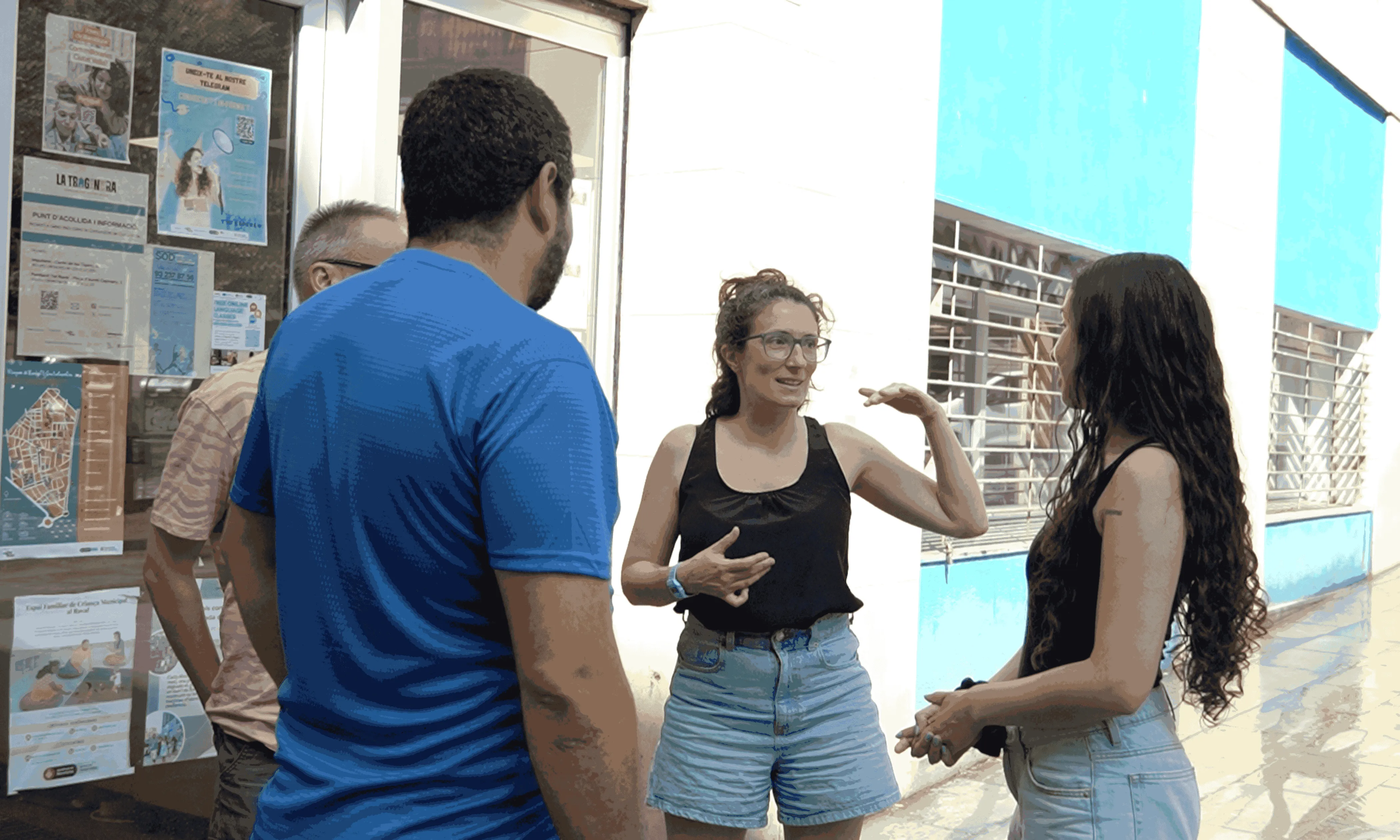 L'equip tècnic del projecte 'Equip Raval' a les portes de la Fundació Tot Raval.