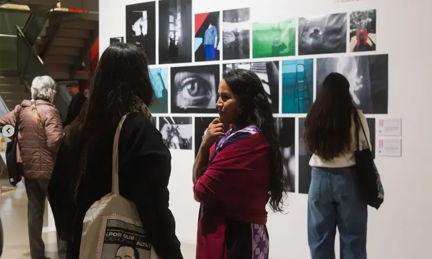 Algunes de les assistents a la presentació de l'exposició.