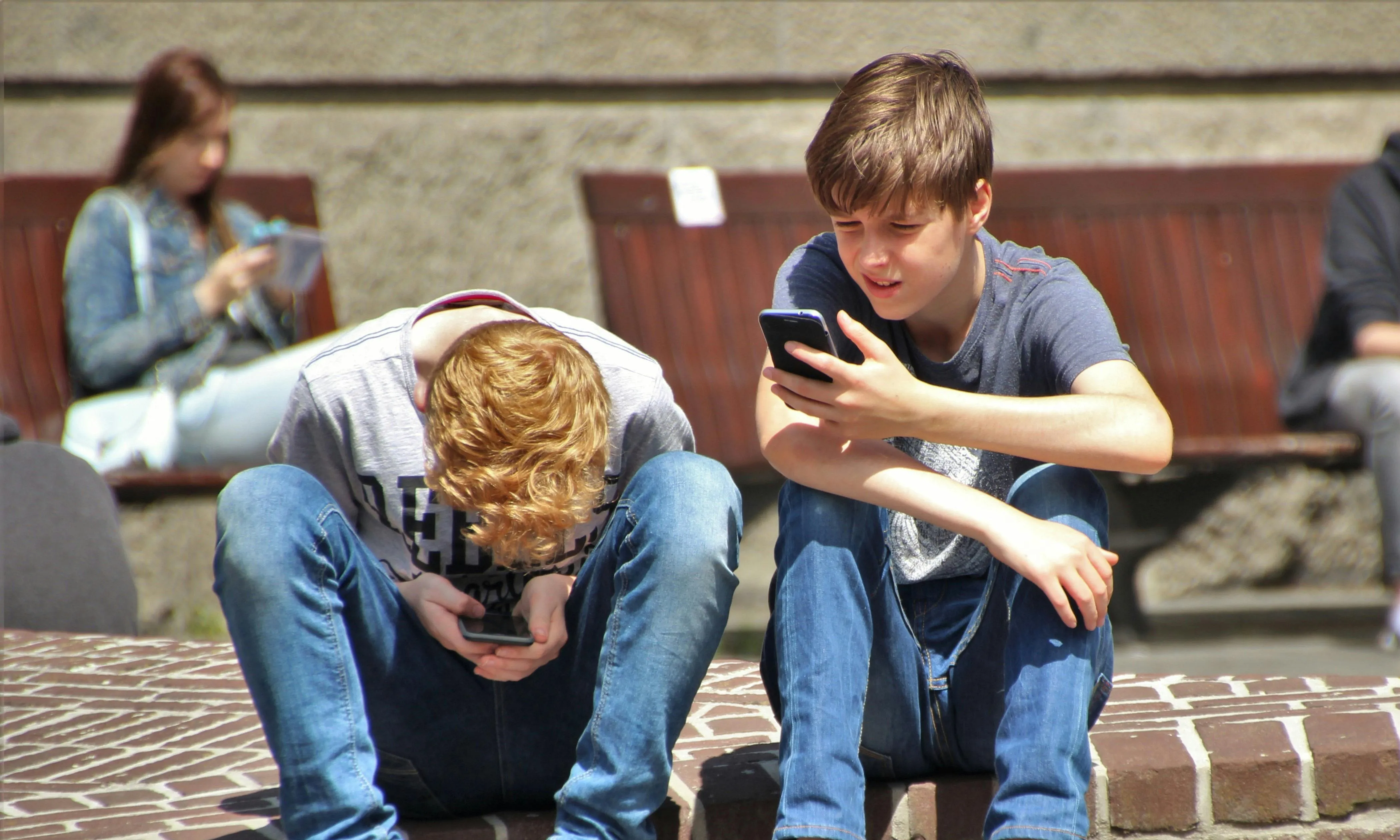 L'informe anual de la Fundació Ferrer i Guàrdia revela que la gran bretxa actual està entre els nois i les noies de la mateixa generació.