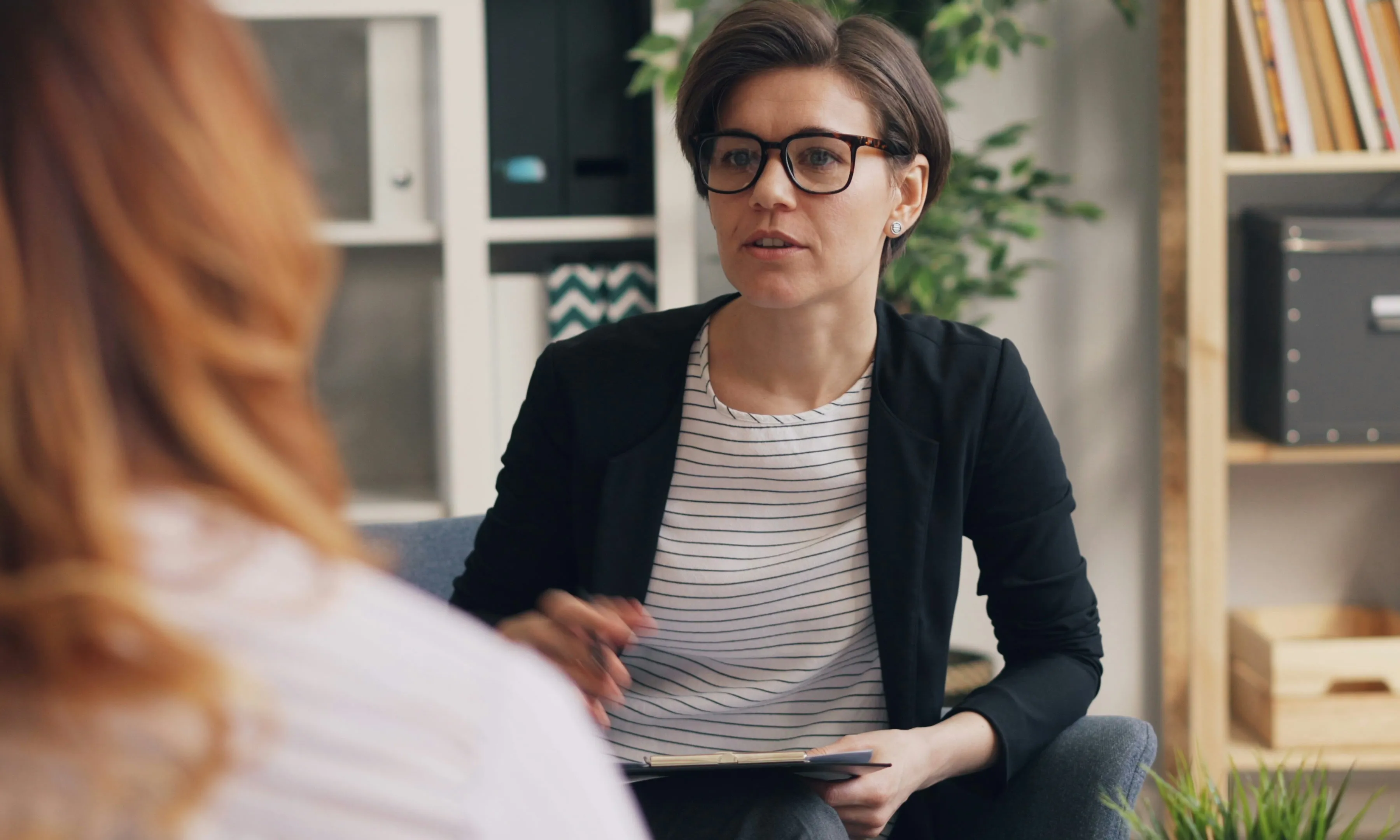 Imatge d'una psicòloga amb una pacient