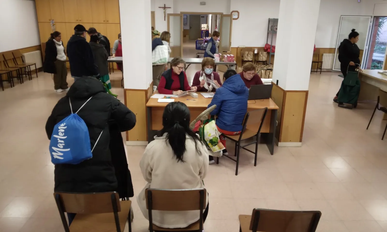 Imatge de voluntaris durant la recollida d'aliments