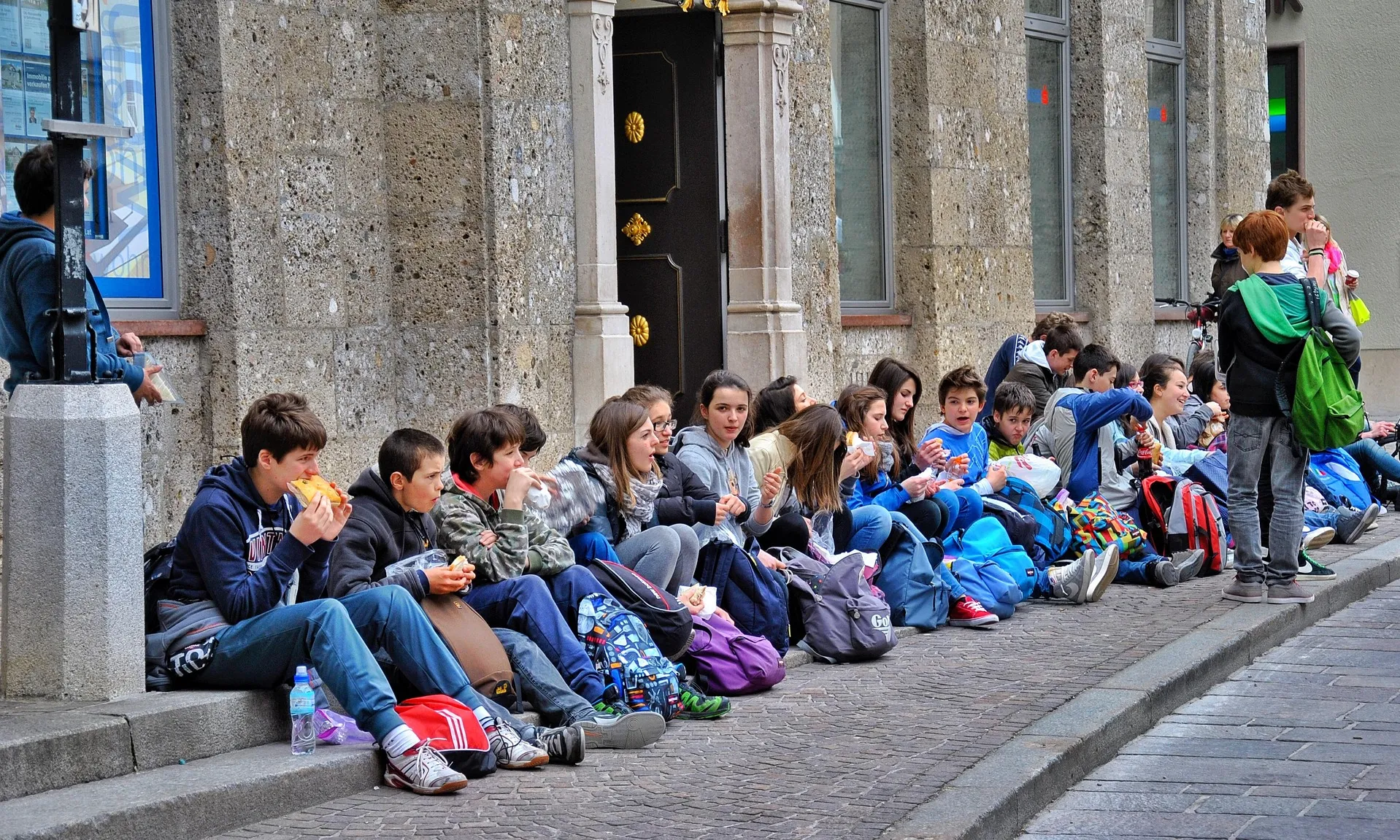 Estudiants esmorzant