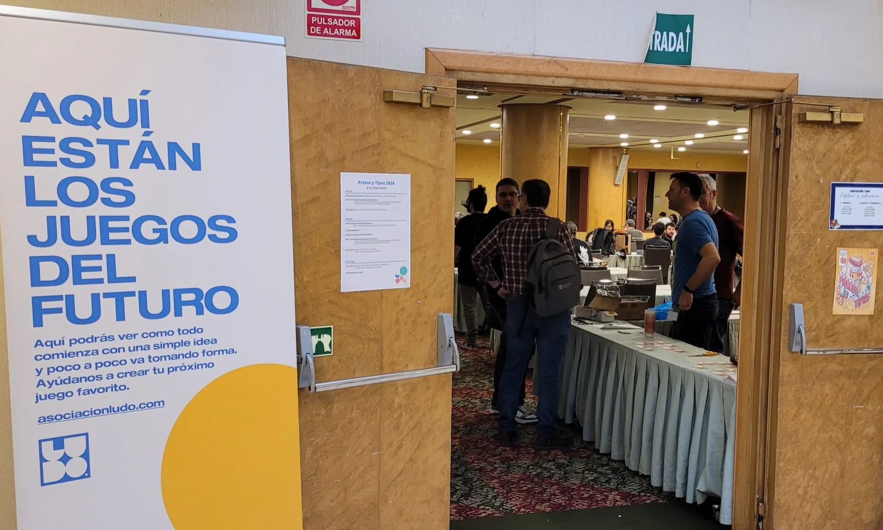 Imatge on veiem una lona amb informació de l'Associació Ludo.