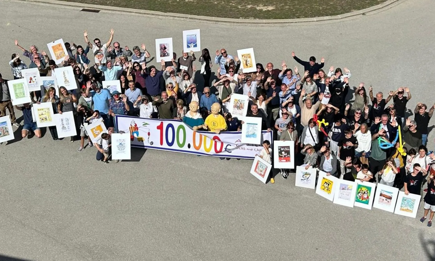 Grup de persones celebrant els diners recaptats. 