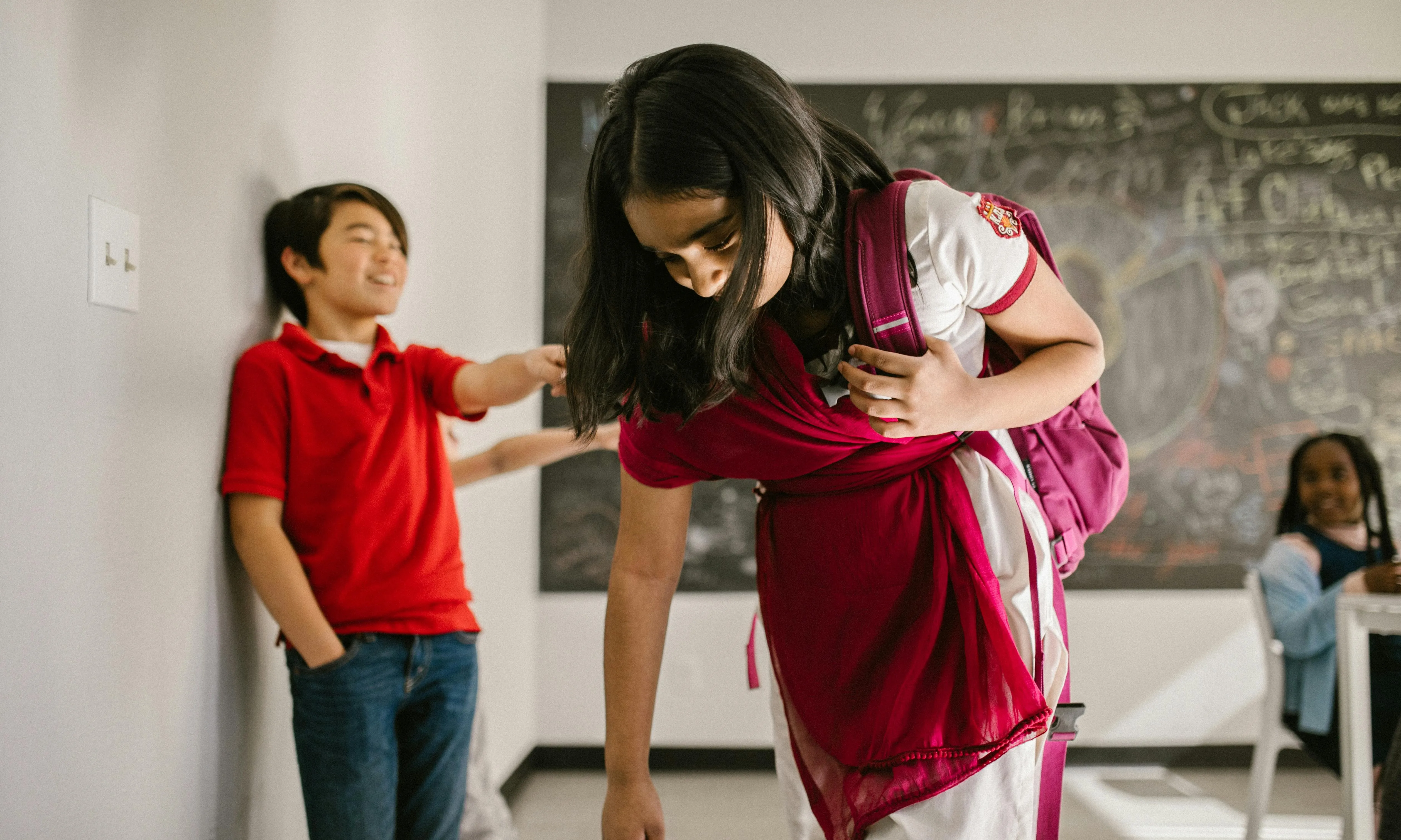 Algunes entitats desenvolupen projectes i recursos educatius basats en la igualtat, el respecte i la inclusió. Font: Pexels