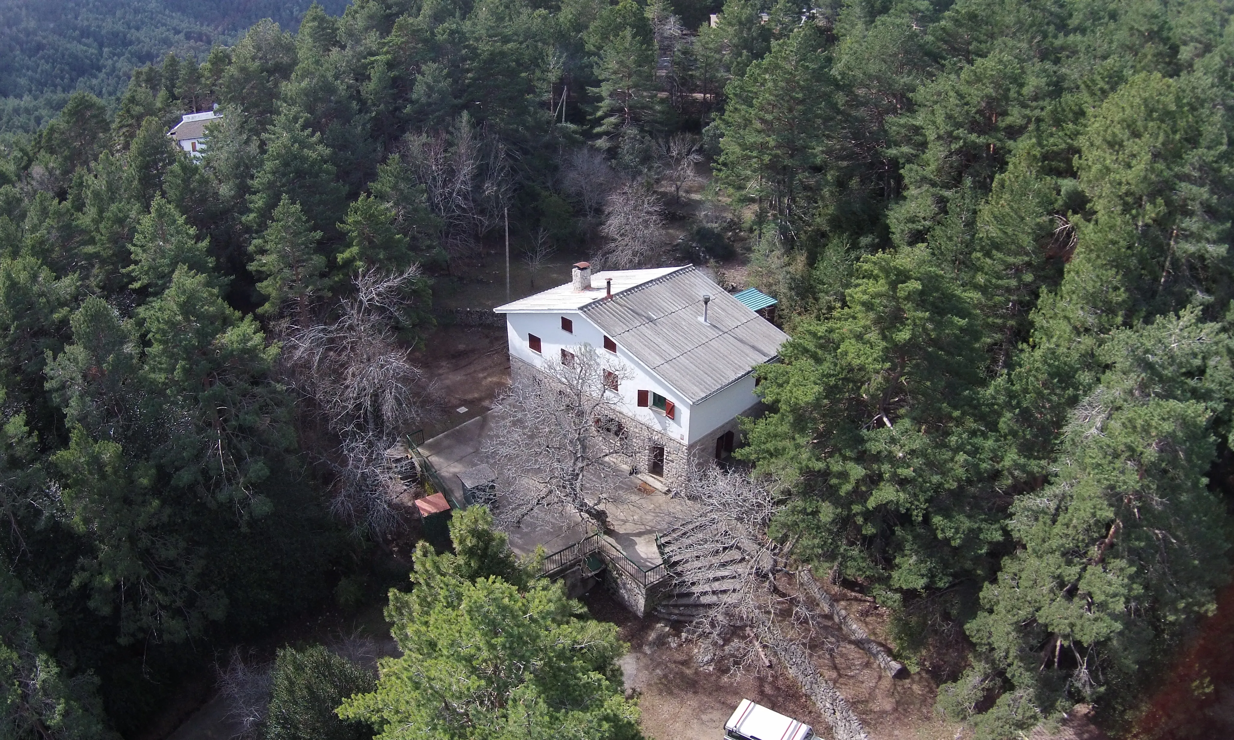 Un refugi de muntanya des de dalt.