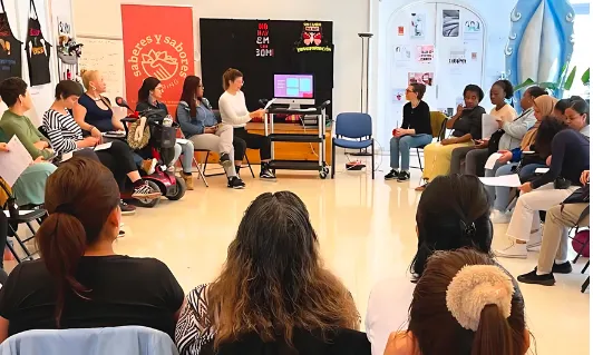 Des d’una mirada feminista i antiracista, Altera combina l’acompanyament jurídic i psicosocial amb la recerca per fer visibles les barreres que travessen la vida de moltes persones migrades.