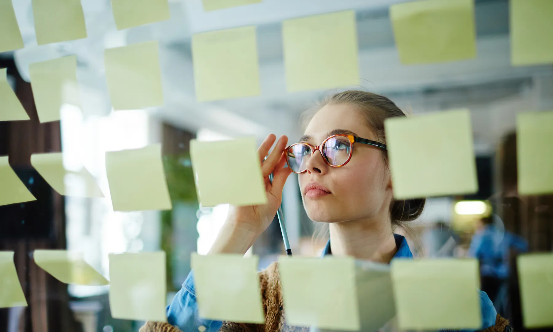  Una noia que mira post-it.