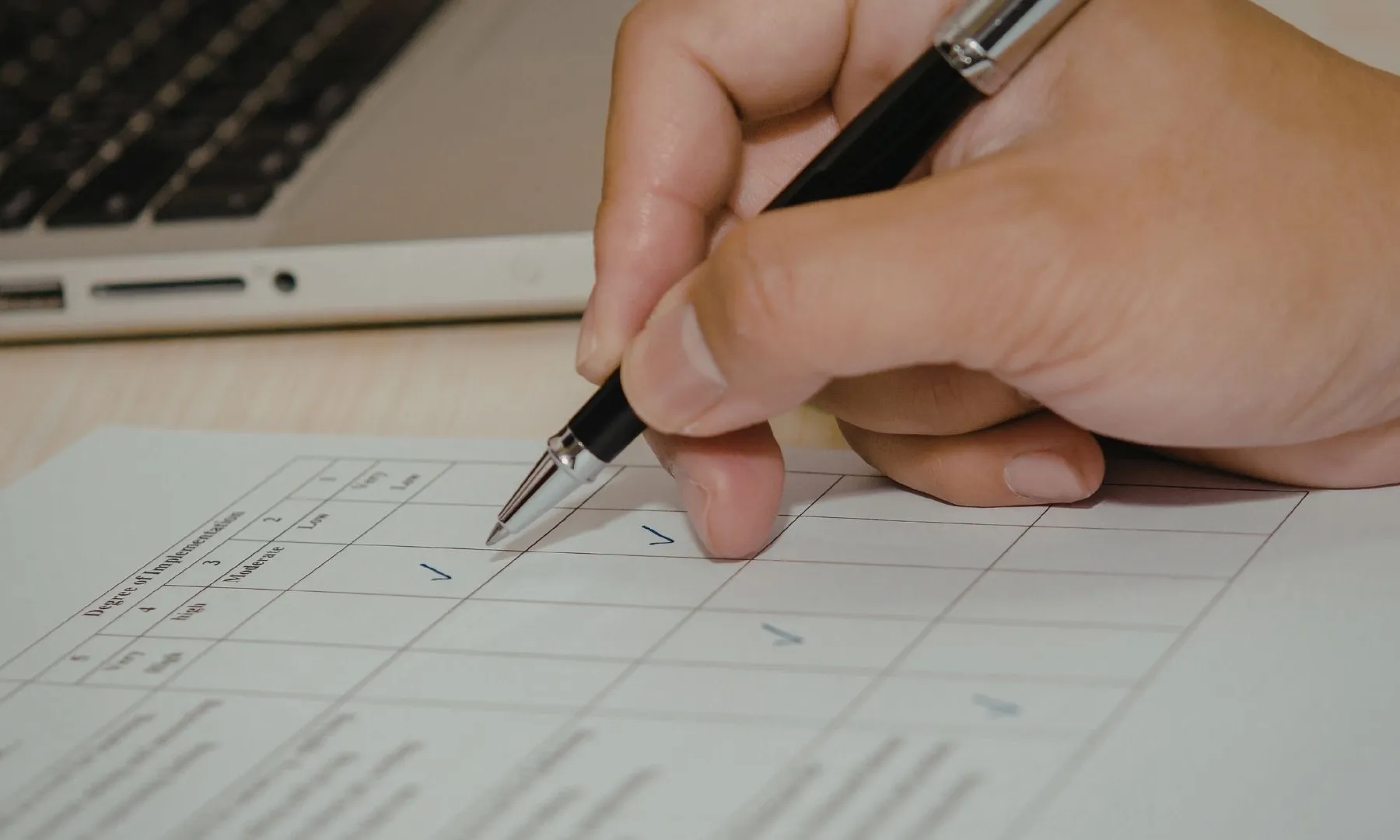 Una persona que escriu una licitació.