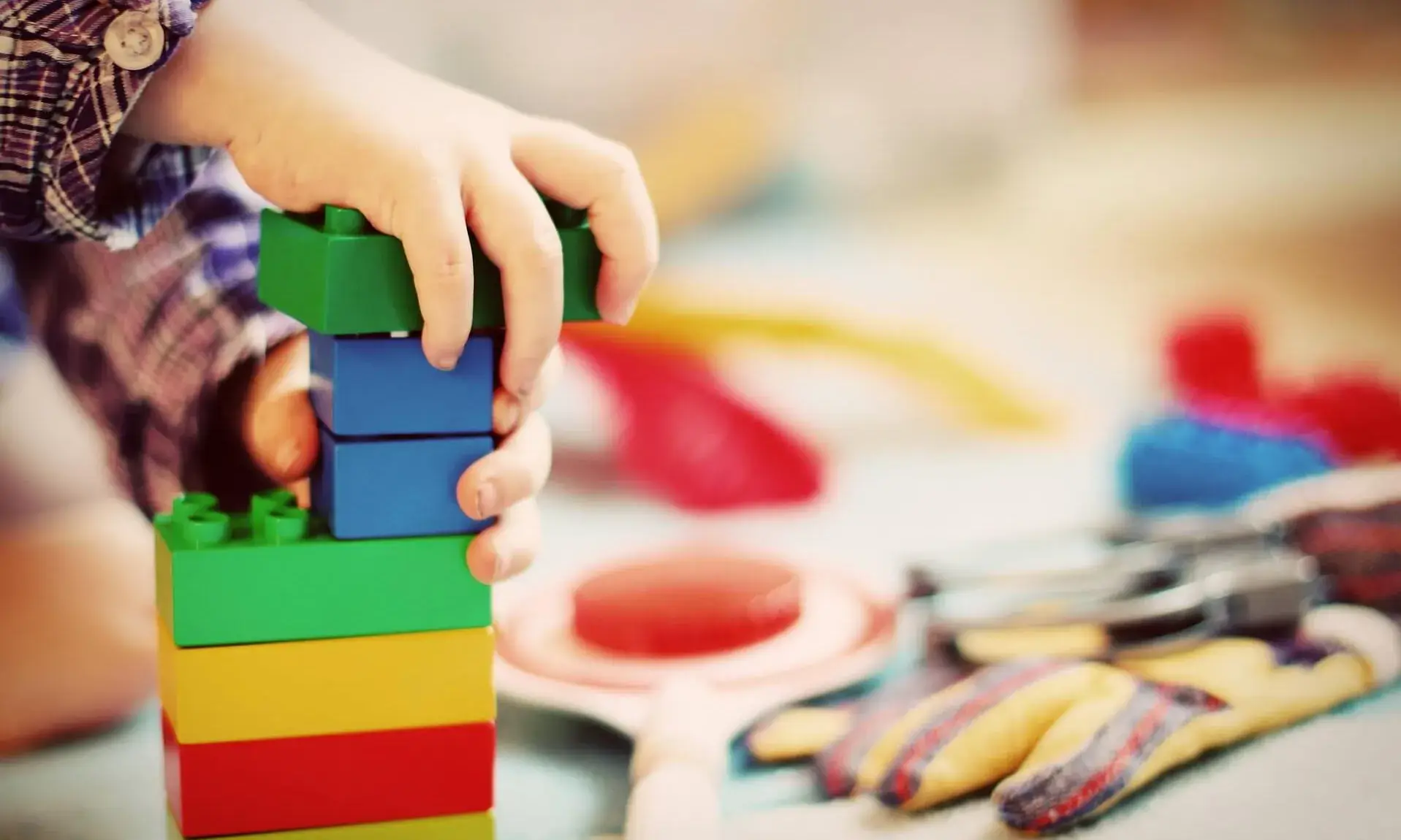 Imatge d'un infant jugant amb joguines