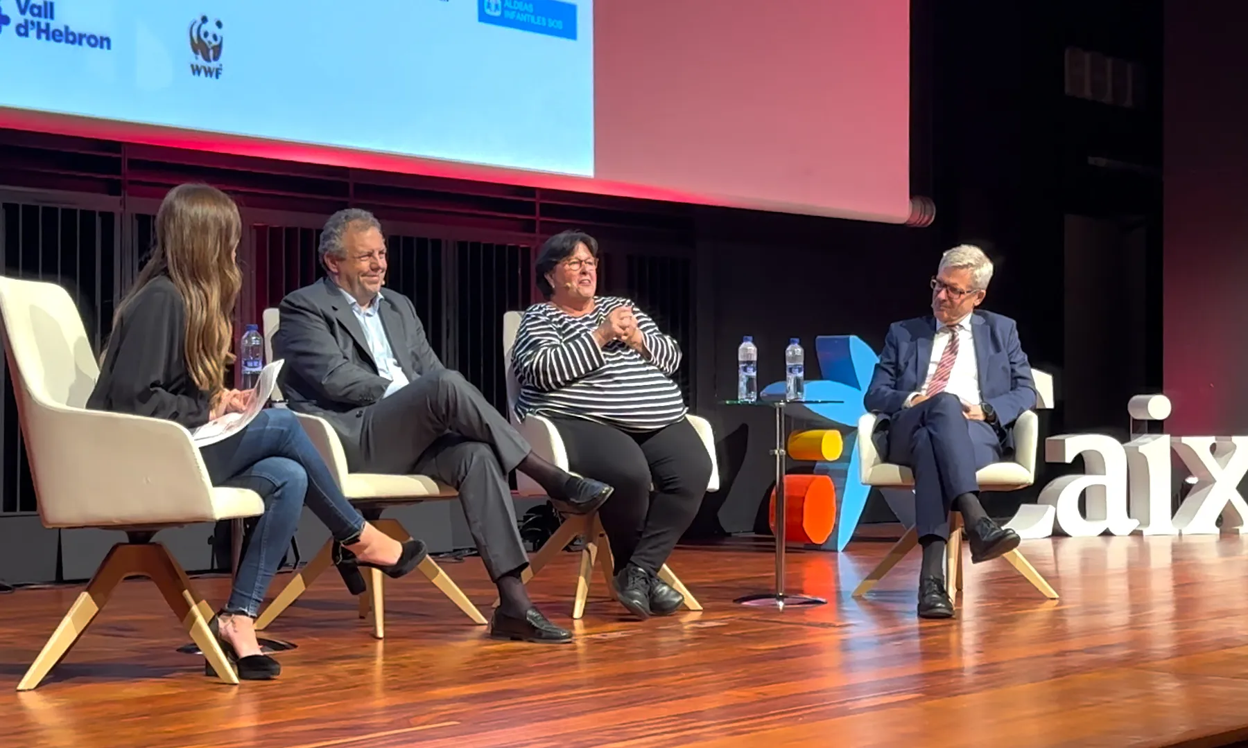 Diverses persones en una conferència sobre els testaments solidaris.