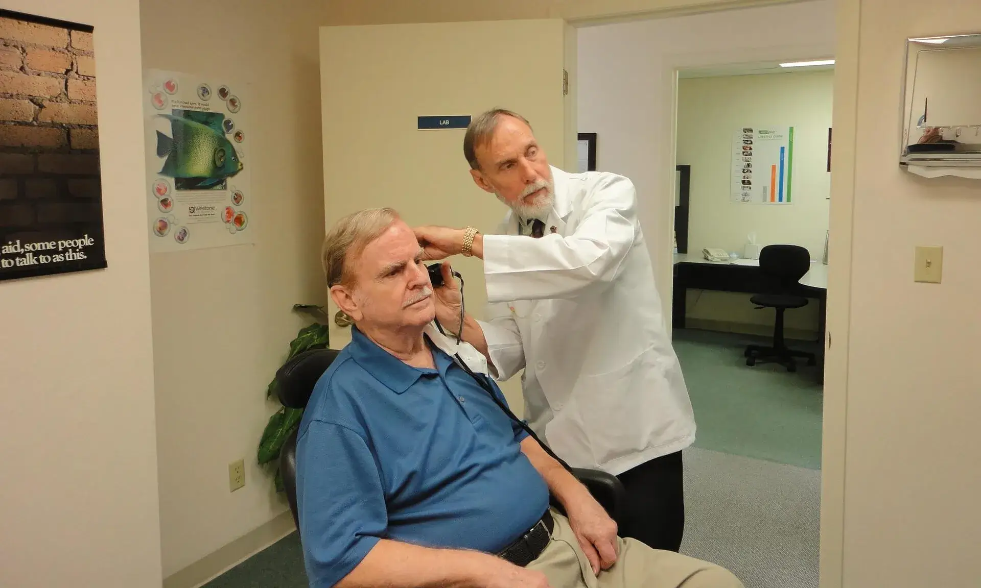 Imatge d'un home a una consulta auditiva