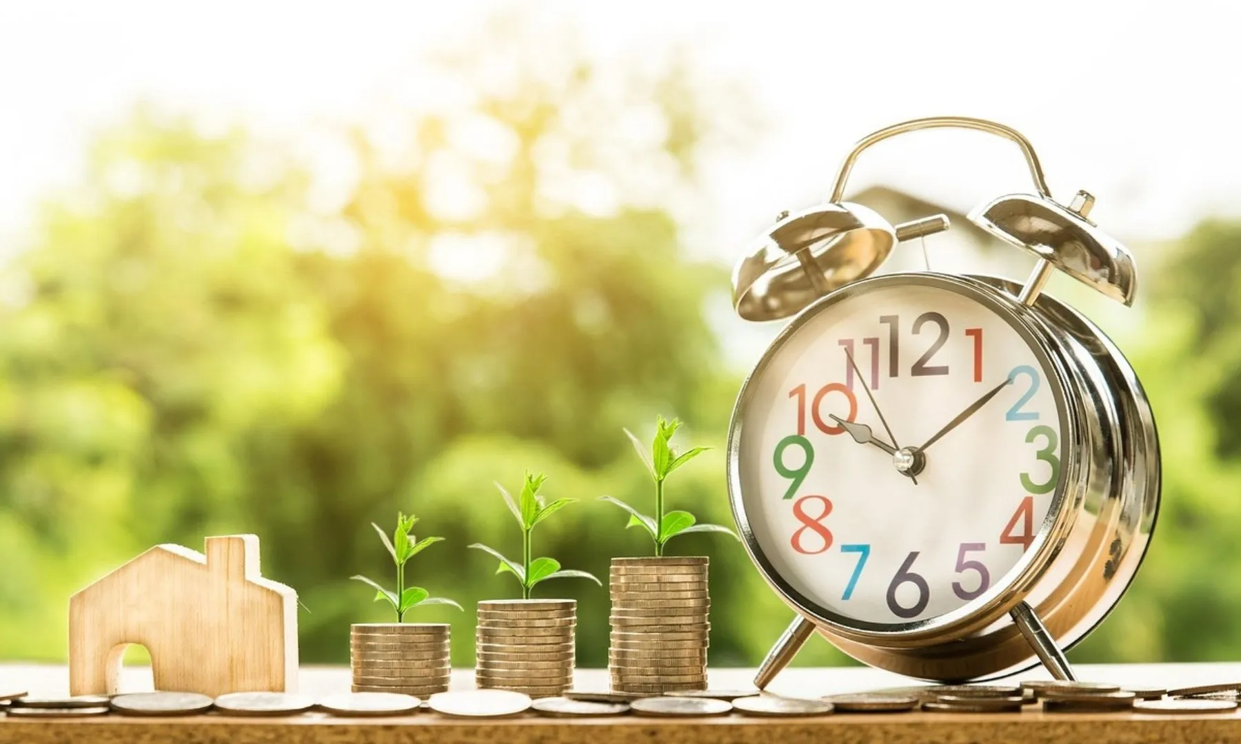 Monedes i un rellotge.