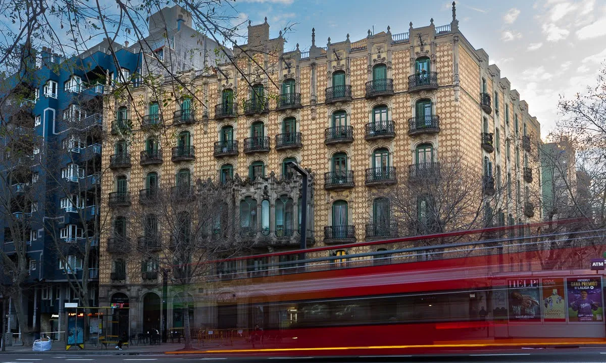 Eix Gran de Gràcia: façanes emblemàtiques
